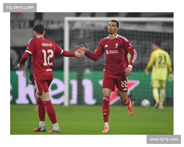 法兰克福球员相拥庆祝终结不胜，主场球迷欢呼声响彻球场